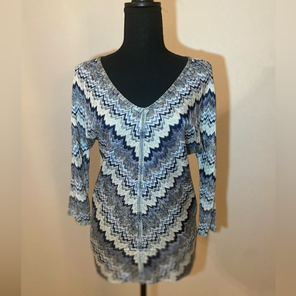 White House Black Market lightweight sweater with cute Chevron design size XS